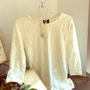 New Directions Ecru Top Embossed lace M